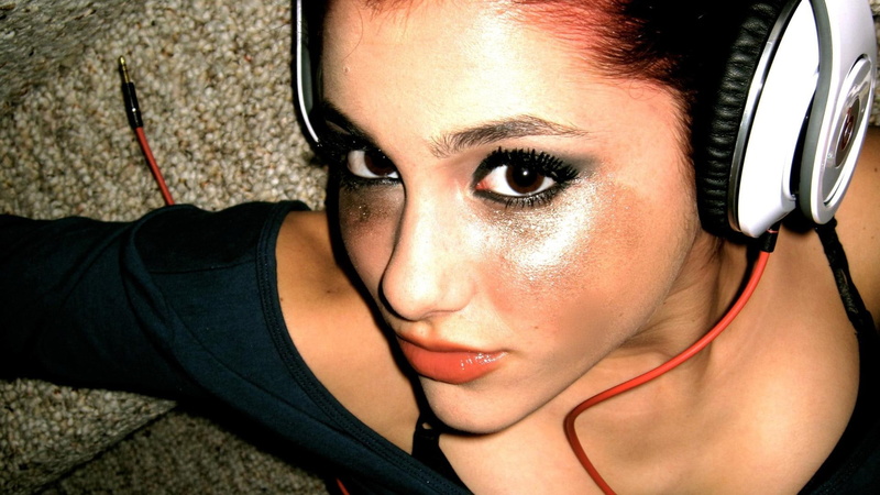 girls, gloss, 1080P, celebrities, lip, women, grande, ariana, ariana grande, couch, brunettes, celebrity, lip gloss, headphones