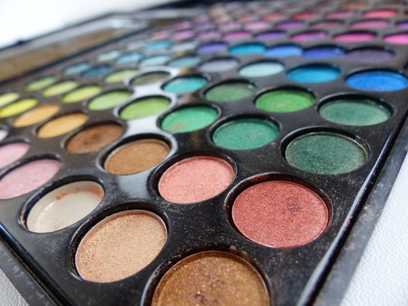 selective focus, indoors, multi colored, in a row, lip gloss, Color, Style, art and craft, Make Up, Makeup, close-up, eyeshadow, no people, eye shadow