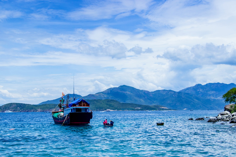 cloud - sky, outdoors, non-urban scene, 4K, on, male, beauty in nature, mode of transportation, nautical vessel, write, knife, transportation, lunches
