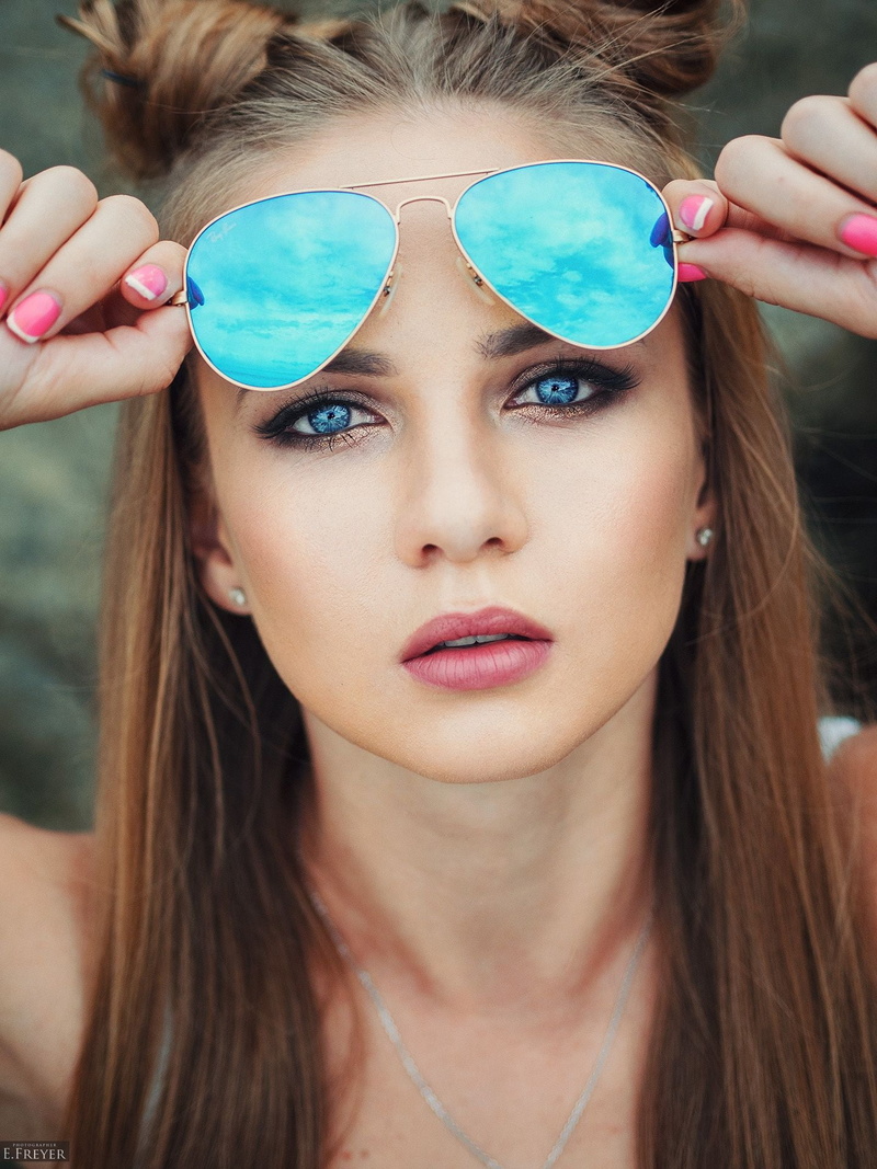 pink nails, sunglasses, straight hair, necklace, reflection, jewelry, hairbun, portrait, sky, long hair, 1080P, earring, blue eyes, long nails, eyeliner