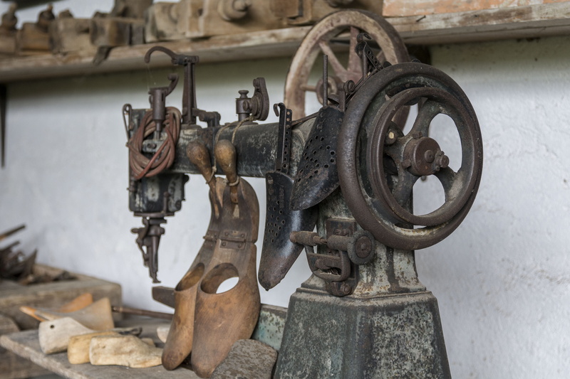 metal, sewing machine, factory, rusty, equipment, deterioration, valve, indoors, close-up, day, abandoned, wheel, industry, gear, iron - metal, craftsman