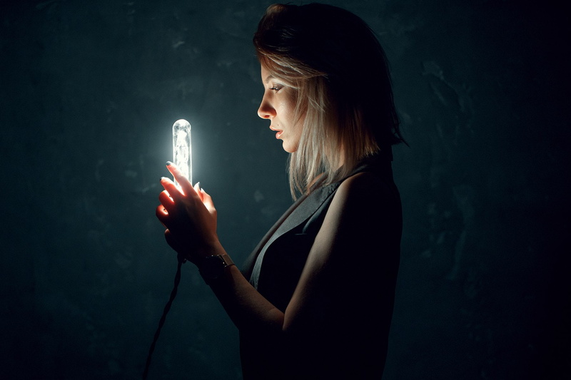 Aleksey Trifonov, lights, looking, one person, women, long hair, hairstyle, holding, Stefa Stefani, beautiful woman, studio shot, side view, connection