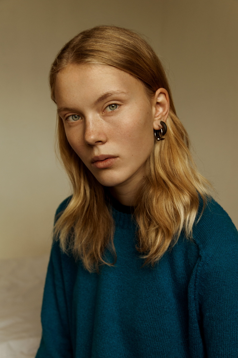 model, Nina Hnizdo, Stretched ears, simple background, 2K, blue eyes, blonde, looking at viewer