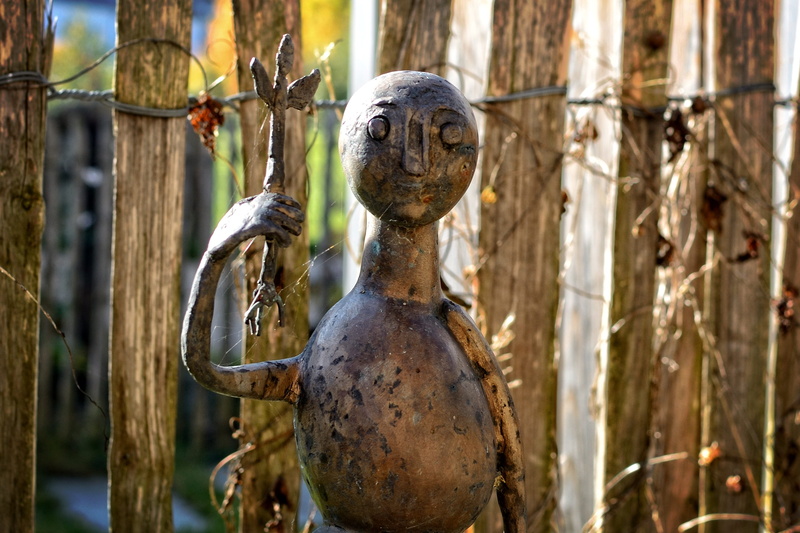performing arts, garden, art, cast iron figure, barrier, creativity, female, representation, idol, boundary, bronze, 2K, close-up, human representation