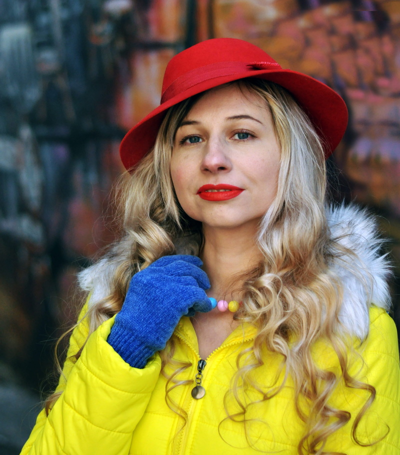 vintage woman, people, actress, city, cap, red, close-up portrait, young adult, beautiful woman, blond hair, young women, bright photos, style, adult, lifestyles