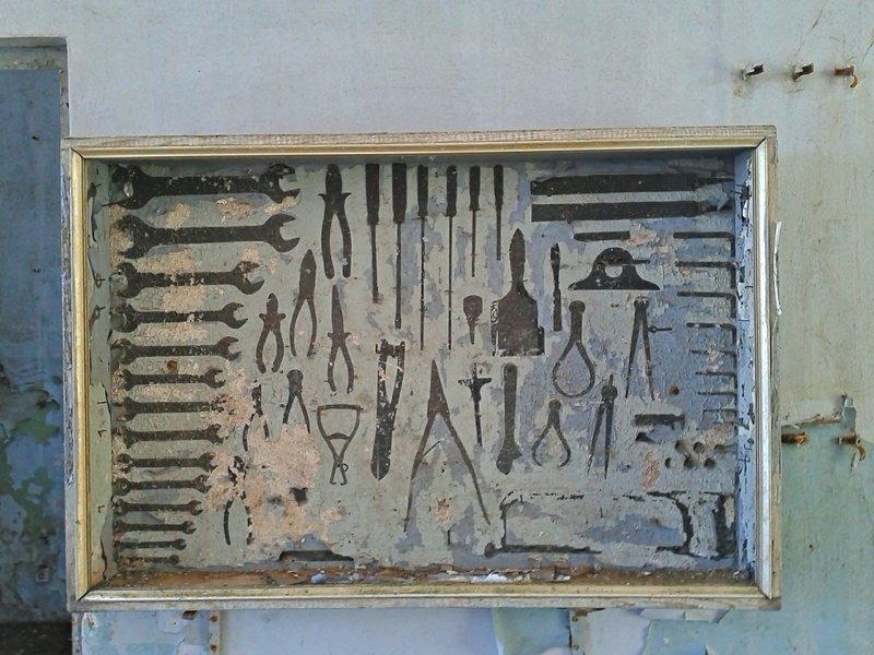 handheld, old, capital letter, western script, safety, no people, toolbox, information, box, day, boxes, painting, information sign, wall, metal, number