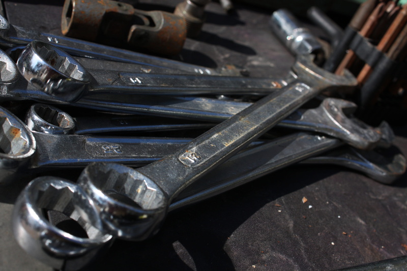 no people, 4K, high angle view, tool, toolbox, shiny, equipment, large group of objects, tools, spanner, choice, wrench, indoors, work tool, selective focus