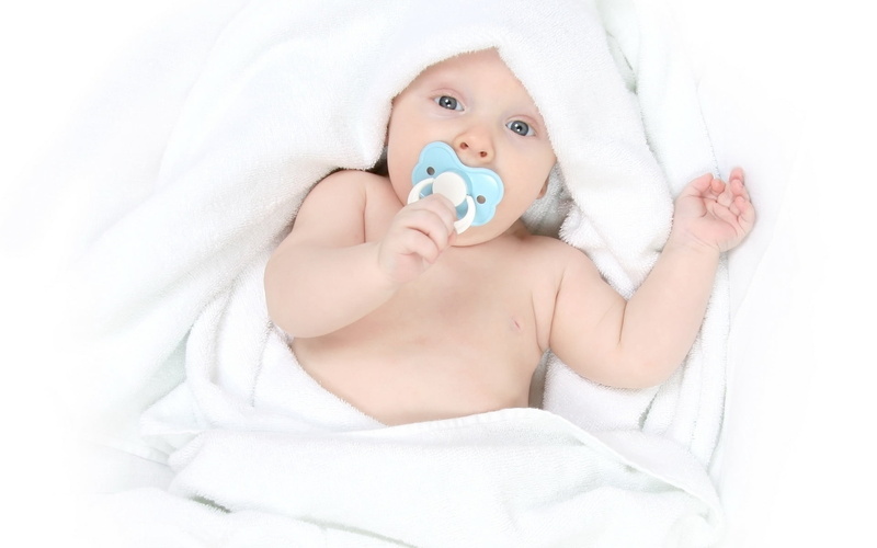 facial Expression, pacifier, bed, one Person, cute, beauty, close-up, furniture, mouth open, joy, child, newborn, 1080P, diaper, happiness, white color