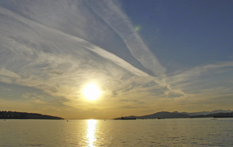 tranquil scene, scenic, water, idyllic, cloud - sky, landscape, tranquility, 2K, mountain, sky, sunlight, non-urban scene, nature, dawn, outdoors, chemtrails