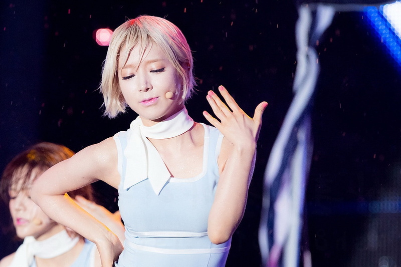 real people, AOA, lifestyles, innocence, women, focus on foreground, waist up, front view, indoors, people, females, bangs, casual clothing, Choa, hair