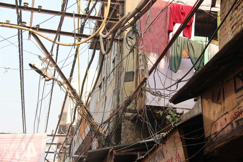 cable salad, 5K, building exterior, building, nautical vessel, old, energy, outdoors, mode of transportation, wohnhungen, sailboat, tangled, low angle view