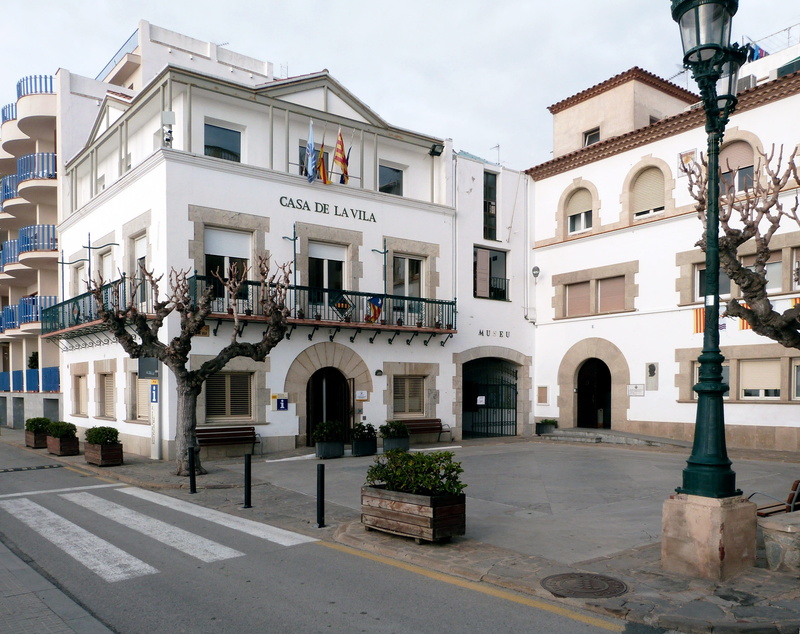 travel destinations, sant pol, building exterior, Pol, potted plant, day, plant, no people, sunlight, history, built structure, catalunya, plaza, residential district