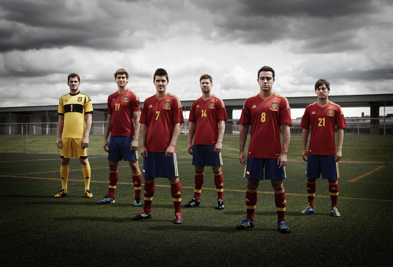 spain national team hq photo, spain team, silva, zbornaya Spain, the sky, villa, xavi, football legends, LLORENTE, grass, 2K, casillas