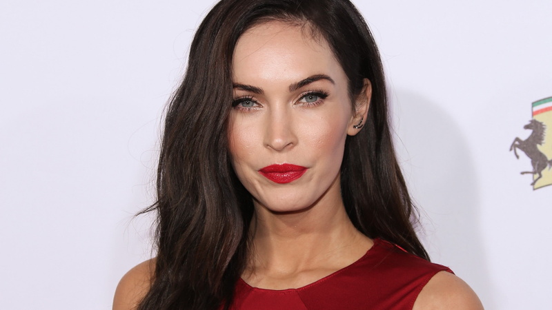 dress, sleeved, 2K, brunette, long, blue, white, black, sleeveless, Megan Fox, actress, shirt, woman, Most Popular Celebs in 2015, near, man, model