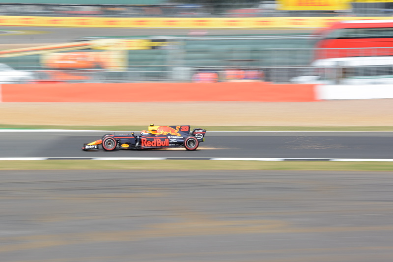 sports race, formula 1, motor racing track, sparking, united kingdom, sports track, f1, speed, 4K, land vehicle, sparks, on the move, blurred motion, outdoors