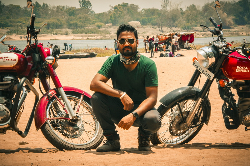 mode of transportation, only men, adults only, outdoors, mid adult, leisure activity, adult, one man only, one person, Motorcycle, front view, Bike, day