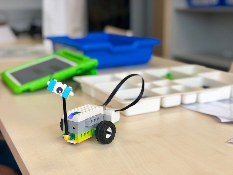 education, 4K, design, ipad, indoors, selective focus, blue, research probe, flooring, green color, hygiene, technology, childhood, close-up, coding, learn