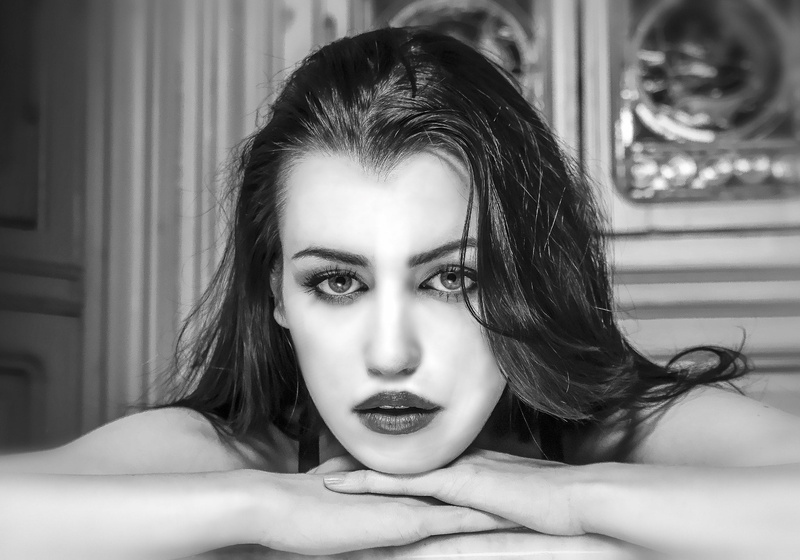 portrait, young adult, females, lifestyles, 1080P, hairstyle, monochrome, leisure activity, beautiful woman, contemplation, 500px, indoors, beauty, front view