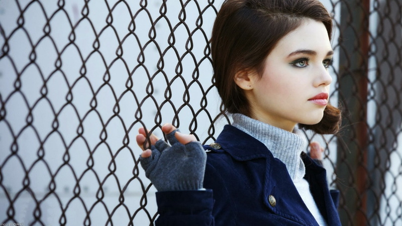 sideways glance, casual clothing, standing, beautiful woman, young adult, chainlink fence, looking away, portrait, contemplation, adult, one person, 1080P