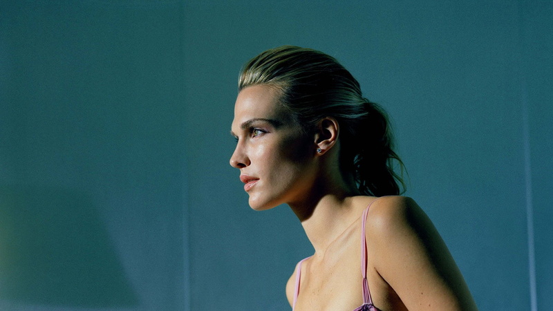 serious, hairstyle, hair, Celebrity, Actress, Molly Sims, profile view, contemplation, adult, sideways glance, women, looking, young adult, headshot, one person