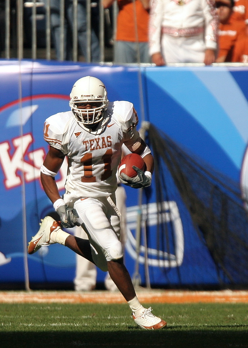 sport, daytime, university, headwear, player, helmet, sports equipment, football game, athlete, stadium, running, american football - sport, outdoors, holding