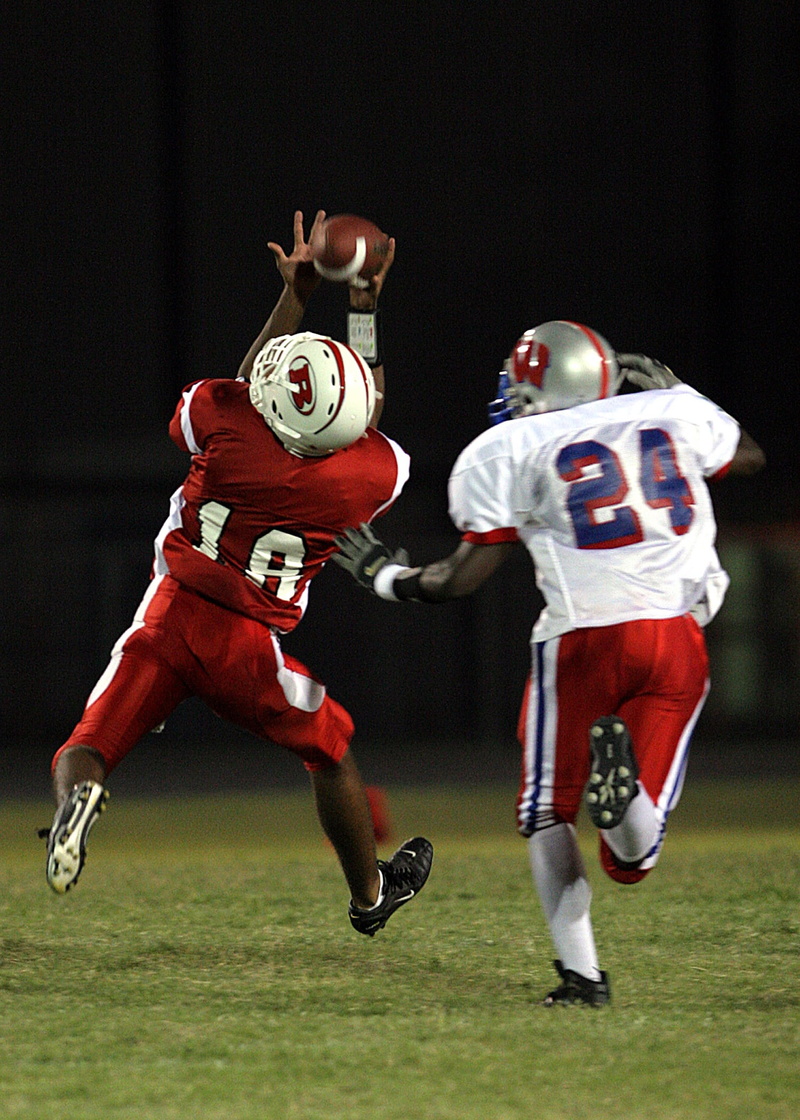 people, receiver, playing, football, two people, american, sport, american football - sport, skill, headwear, night, ball, 1080P, reach, green, determination