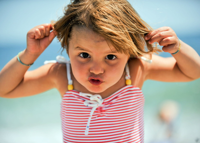 red, lifestyles, human Hand, hairstyle, casual clothing, happiness, face, joy, preschool Age, lifestyle, babies And Children, facial Expression, fun, sea