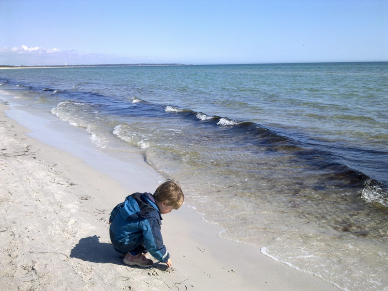 full length, casual clothing, beauty in nature, lifestyle, sand, beaches, horizon over water, people, 2K, sweden, horizon, nature, winter, childhood, boys