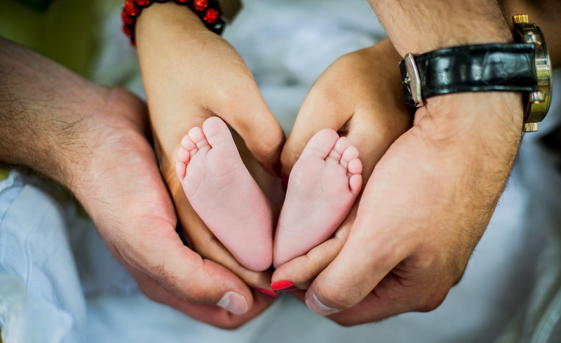 hand, emotion, lifestyles, real people, body part, rwatch, human limb, women, focus on foreground, feet, human foot, baby, 720P, two people, human body part