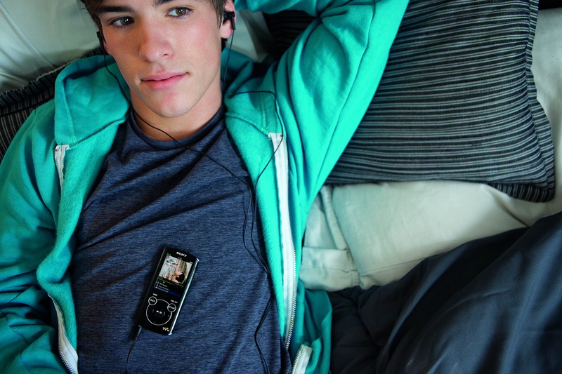 wireless technology, men, hood - clothing, clothing, jacket, communication, portrait, midsection, mobile phone, casual Clothing, people, smart phone, player