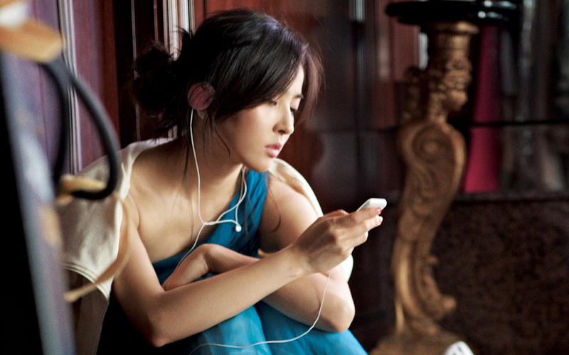 communication, young women, young adult, connection, headphones, beautiful, blue, s, women, mp3 player, mobile phone, jin, shoulder, smart phone, south