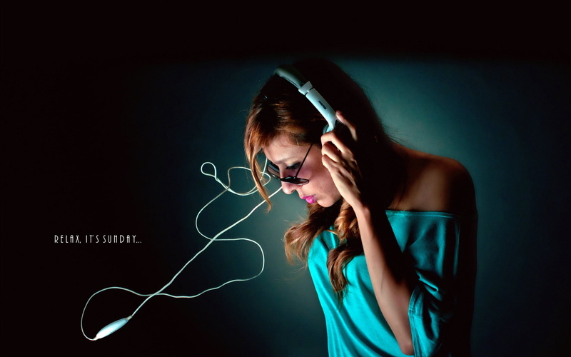 wireless technology, background, top, young adult, beautiful woman, 1080P, connection, s, black background, one person, teal, technology, indoors, brown hair