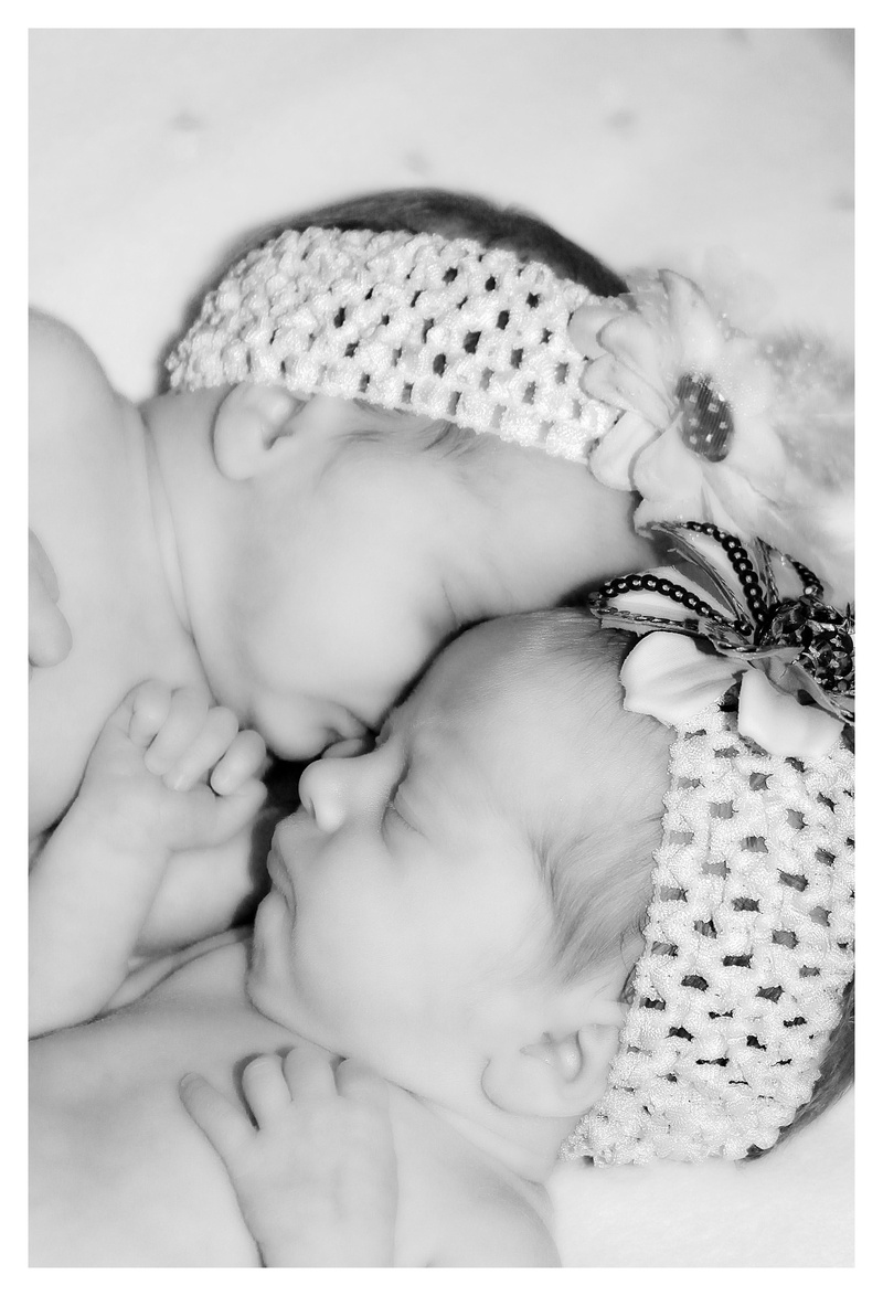people, babies, infant, photo, beginnings, women, girl, real people, family, newborn, innocence, two people, black And White, twins, young, childhood, cute