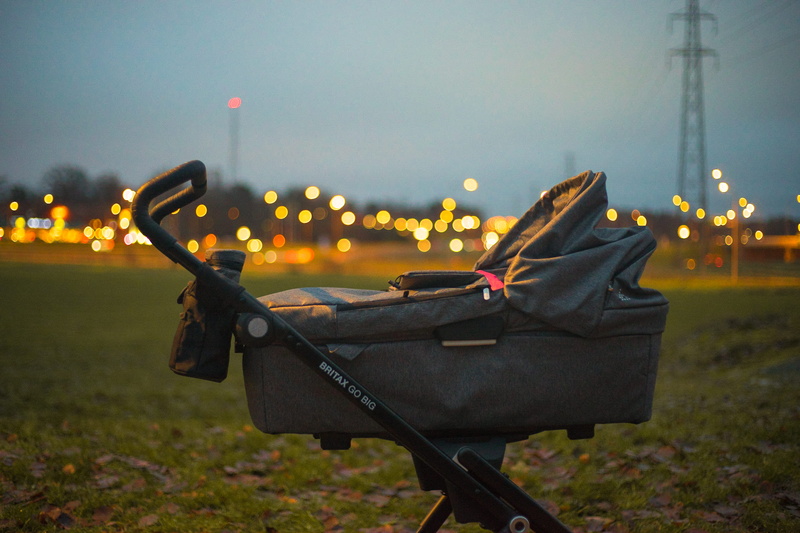 bokeh, green, close-up, s, metal, tower, night, stroller, city, 2K, illuminated, street light, focus on foreground, dusk, blurred background, landscape