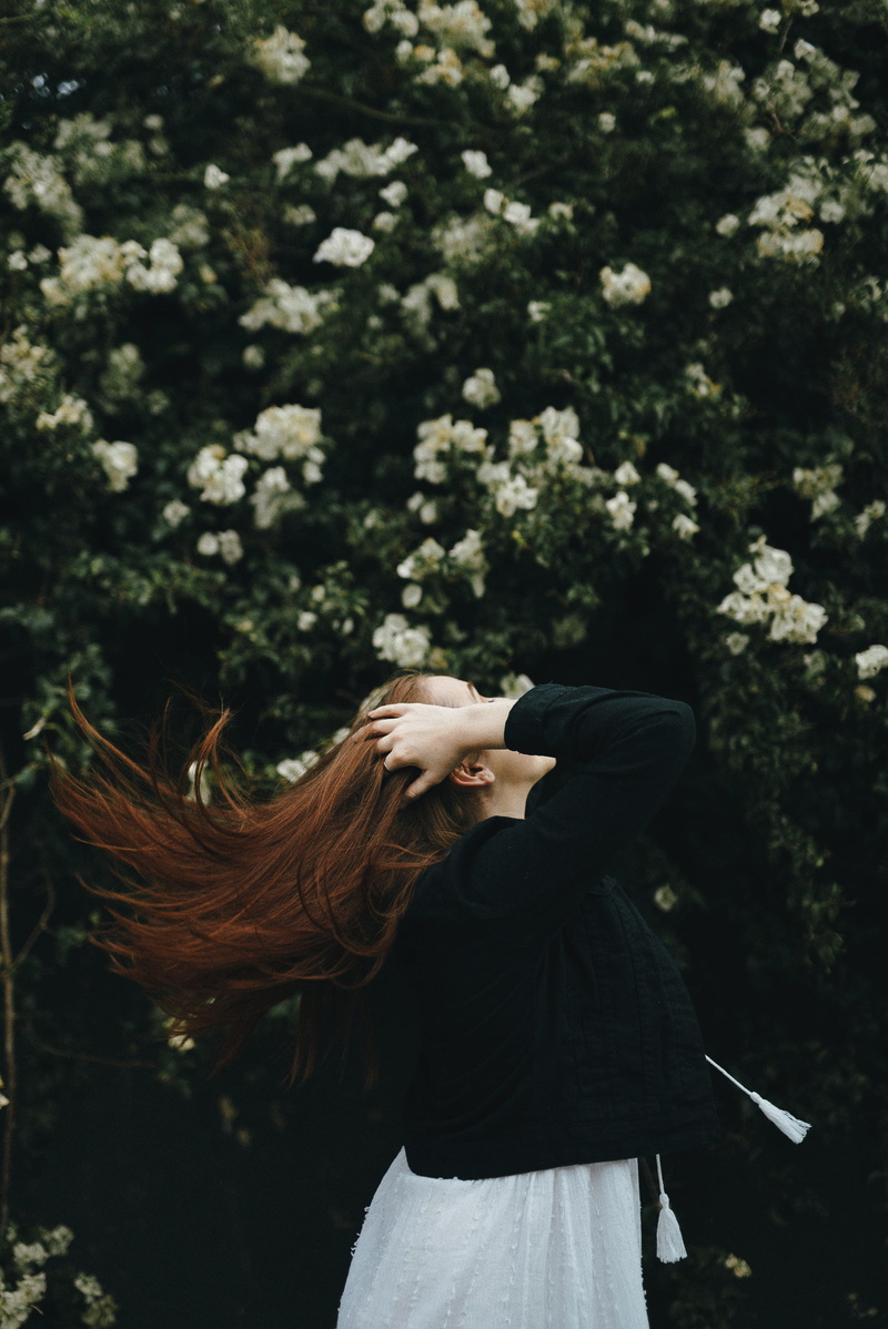 hair toss, hair, leisure activity, bougainvillea, human hair, day, motion, tree, hairflip, nature, daytime, tousled hair, flower, standing, long hair, real people
