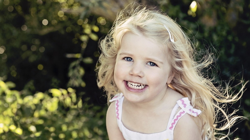 hairstyle, teeth, 1080P, happiness, offspring, body part, hair, Face, Child, innocence, girls, blond hair, portrait, toothy smile, outdoors, Smile, females