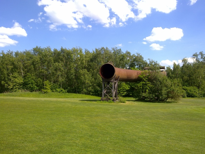 beauty in nature, sunlight, sky, golf courses, green, grass, sport, golf course, 2K, daytime, golf, brown, green color, environment, pipeline, day, pott