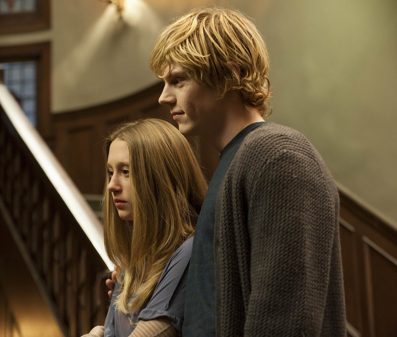 Evan Peters, teenage boys, young couple, teenager, young women, young men, American Horror Story, boyfriend, looking, men, TV Show, Taissa Farmiga, casual clothing