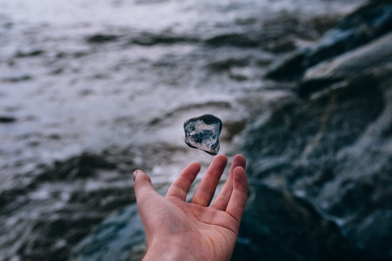 nature, hand, 1080P, rock, dark, finger, drop, stone, sea, throwing, human body part, solid, ocean, unrecognizable person, close-up, 35mm, outdoors, bokeh