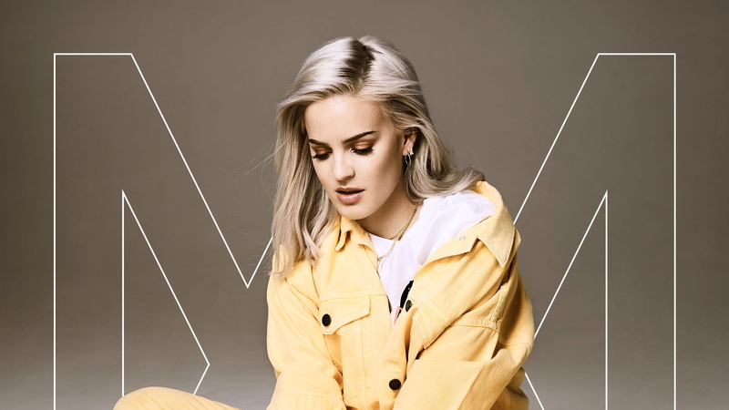 board, gray background, music, young adult, hairstyle, adult, contemplation, 4k, 4K, blackboard, studio shot, females, singer, hd, blond hair, one person