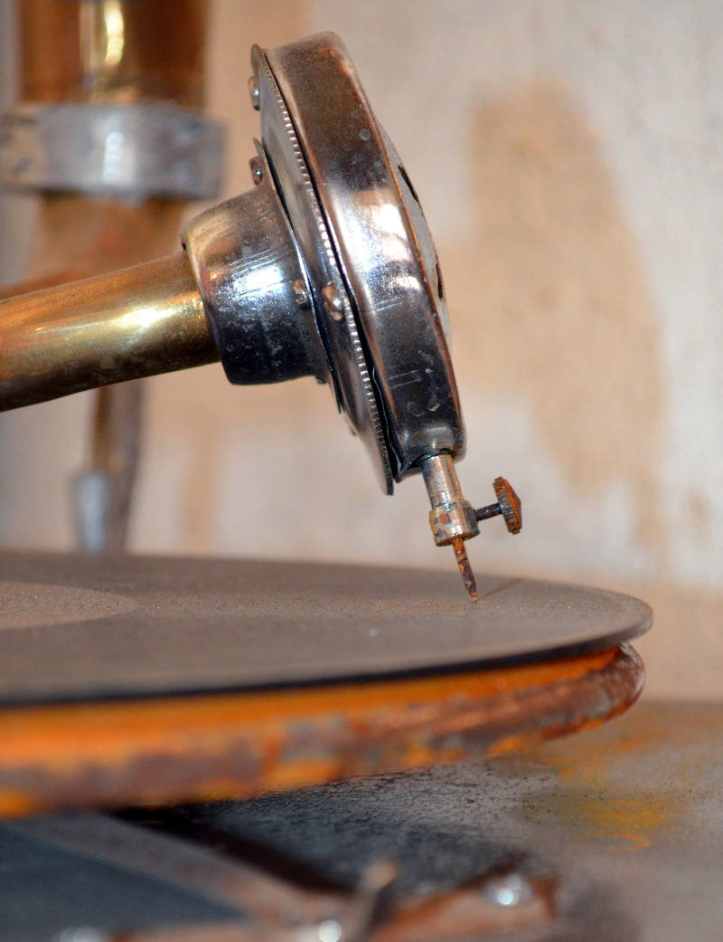 metal, no people, old, day, phonograph, machinery, selective focus, 2K, focus on foreground, indoors, schell corner plate, historically, tinge, wood - material