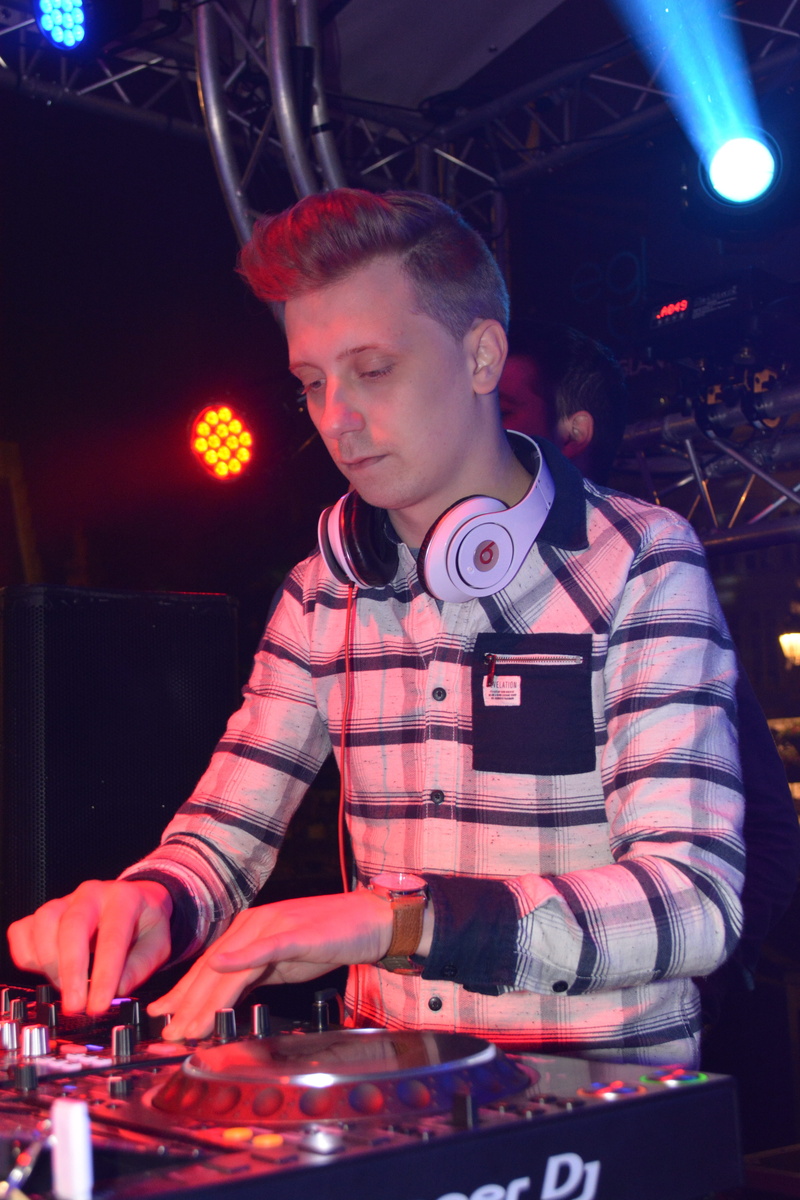 indoors, arts culture and entertainment, concert, nightlife, illuminated, enjoyment, Dj, club Dj, night, job, turntable, technology, lifestyles, 5K, one man only