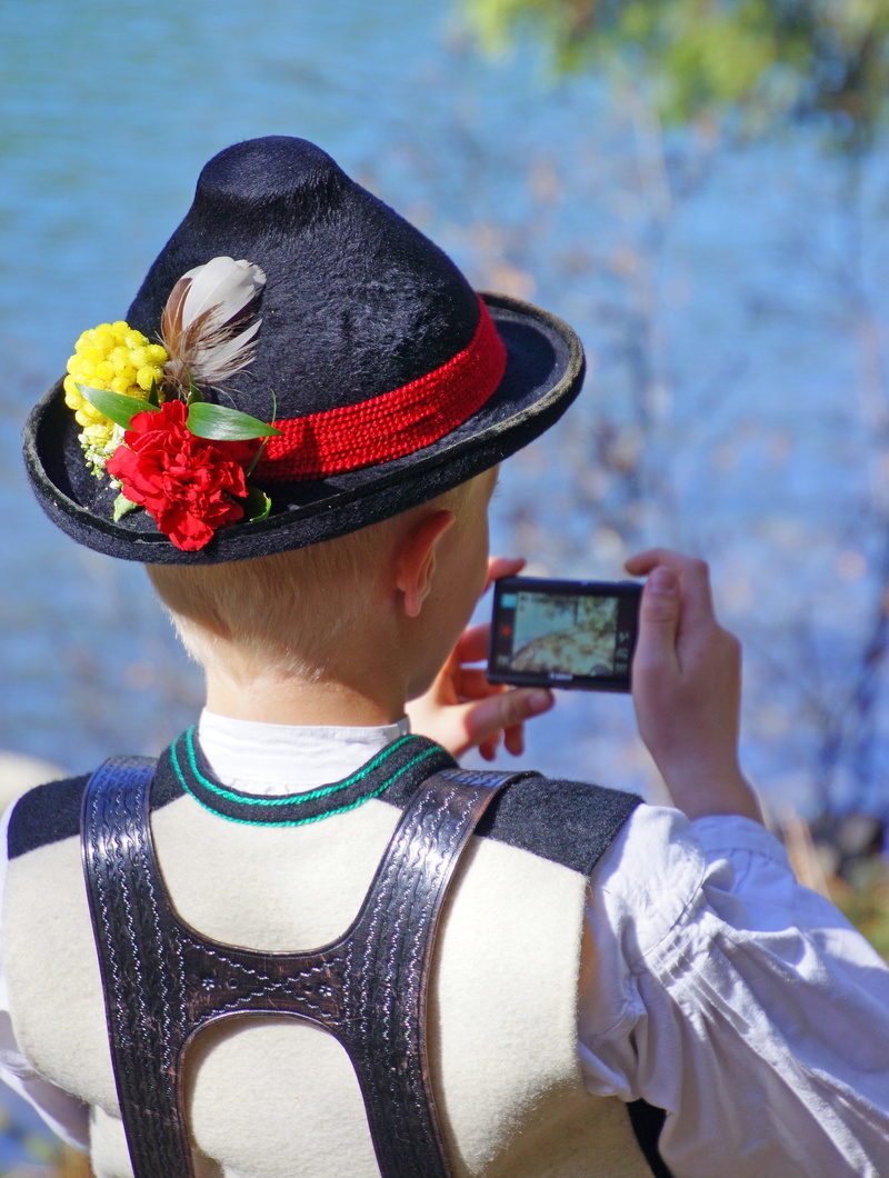 wireless technology, women, yellow, tialy, lake, sarner, holding, lifestyles, people, activity, technology, real people, mobile phone, south tyrol, tracht