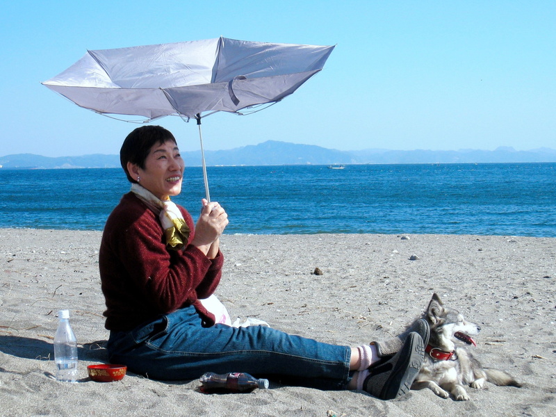 adult, holding, chiba, sandy, sitting, leisure activity, outdoors, water, lifestyles, japanese, one person, full length, coca cola, protection, horizon over water