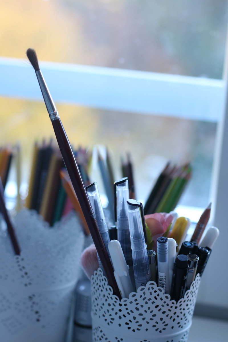 pencil, focus on foreground, office, still life, indoors, 5K, day, close-up, equipment, no people, education, brush, office supply, art and craft equipment