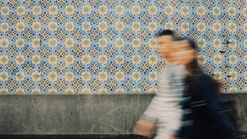 applique, leisure activities, side view, architecture, three quarter length, wall - building feature, built structure, on the move, day, robe, blurred motion