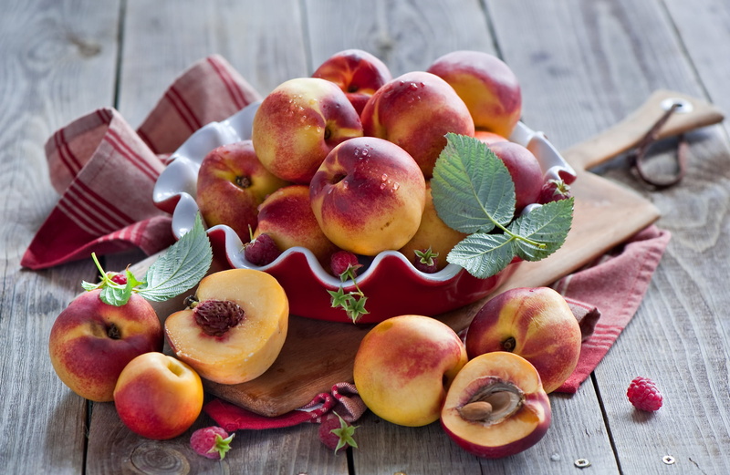 apple - fruit, still life, wellbeing, close-up, food, nectarines, fruit, plant part, food and drink, wood - material, ripe, bunch, leaf, knife, no people