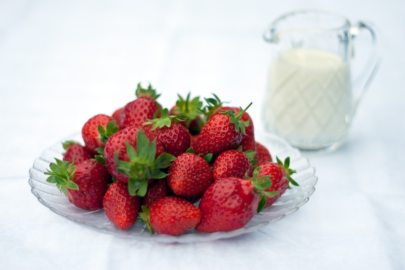 plate, healthy lifestyle, fruit, red, diet, studio shot, gourmet, berry Fruit, food and drink, bowl, dish, no people, berries, 2K, freshness, cream, fresh