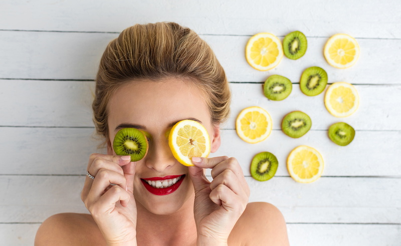 2K, background, lemon, hands, bokeh, fruit, girl, smile, face, makeup, hairstyle, slices, kiwi, brown hair