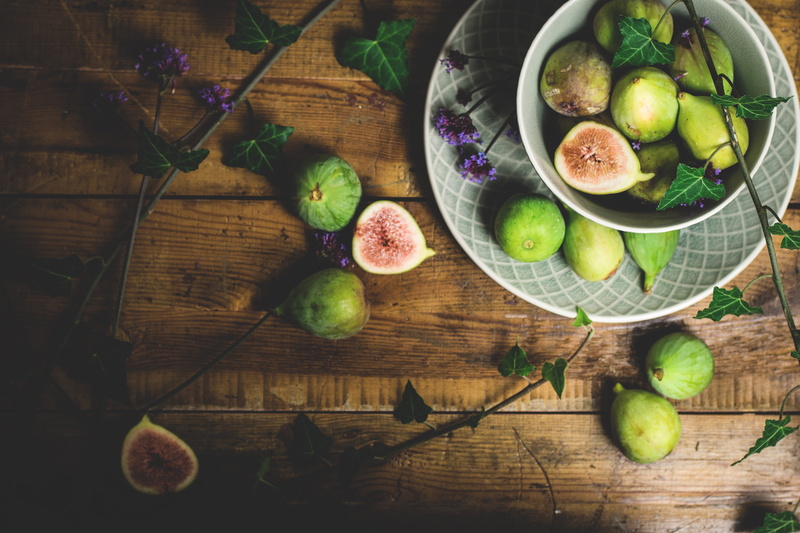 no people, household equipment, fruits, 5K, directly above, food, kitchen utensil, still life, apple, guava, table, apple - fruit, sliced, healthy eating